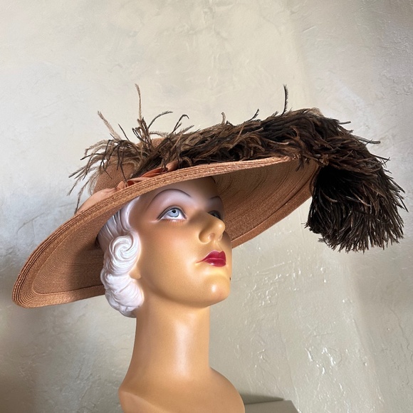 BREATHTAKING 1940s\' TAN STRAW WIDE BRIM HAT + BROWN FEATHERS + BAKELITE PIN main image 10